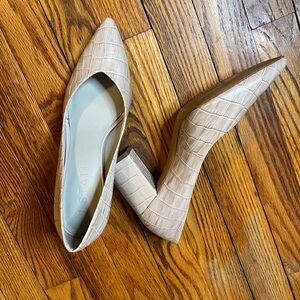 Block heel court shoes